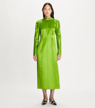 Satin-Kleid mit hohem Kragen