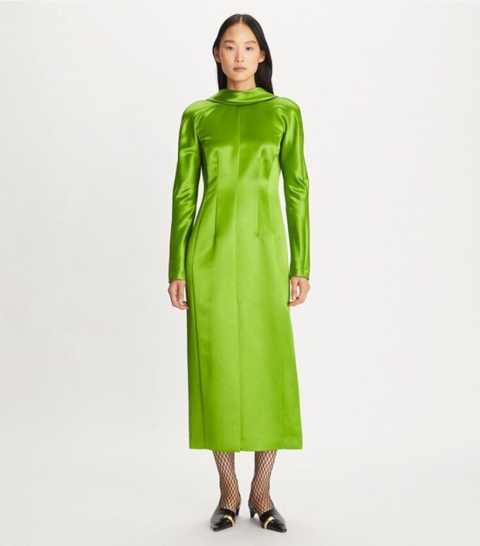 Satin-Kleid mit hohem Kragen Satin-Kleid mit hohem Kragen