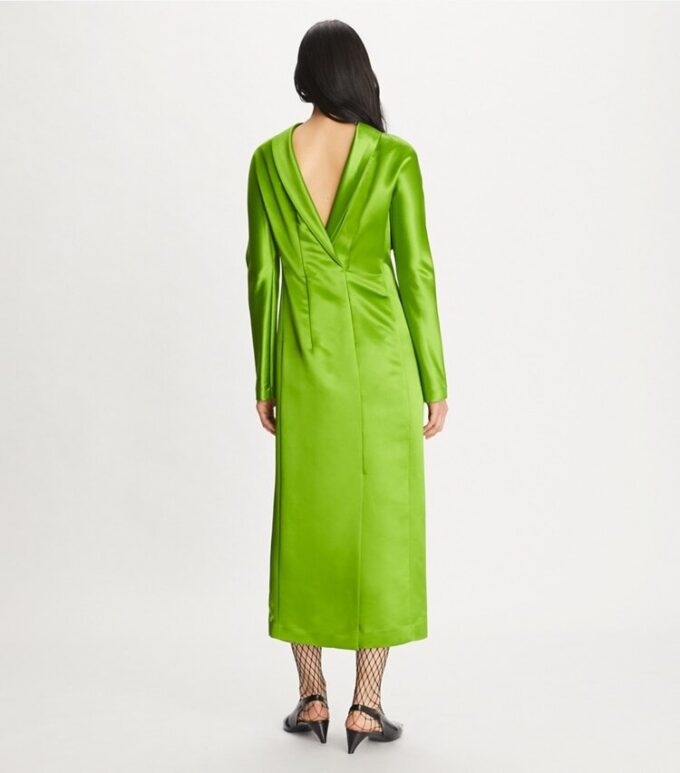Satin-Kleid mit hohem Kragen Satin-Kleid mit hohem Kragen
