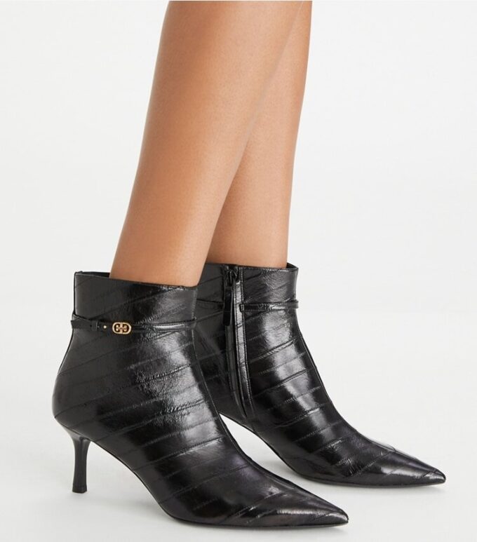 Stiefelette mit Absatz und Double T-Schnalle Stiefelette mit Absatz und Double T-Schnalle