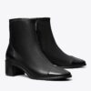 Stiefelette mit Kappe und niedrigem Absatz Stiefelette mit Kappe und niedrigem Absatz