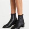 Stiefelette mit Kappe und niedrigem Absatz Stiefelette mit Kappe und niedrigem Absatz