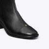 Stiefelette mit Kappe und niedrigem Absatz Stiefelette mit Kappe und niedrigem Absatz