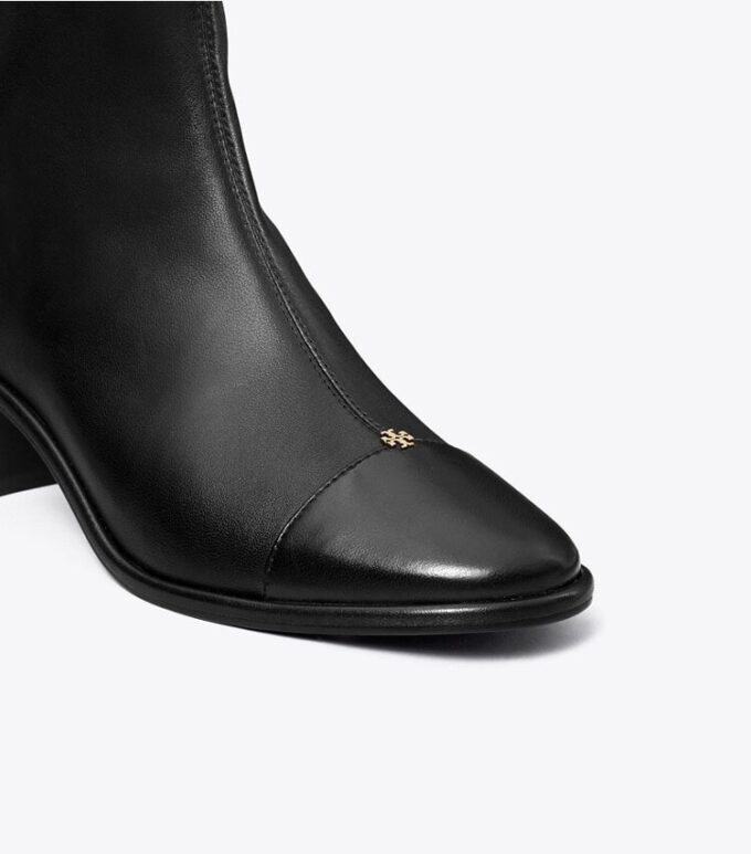 Stiefelette mit Kappe und niedrigem Absatz Stiefelette mit Kappe und niedrigem Absatz