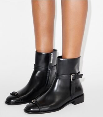 Stiefelette mit mehreren Schnallen