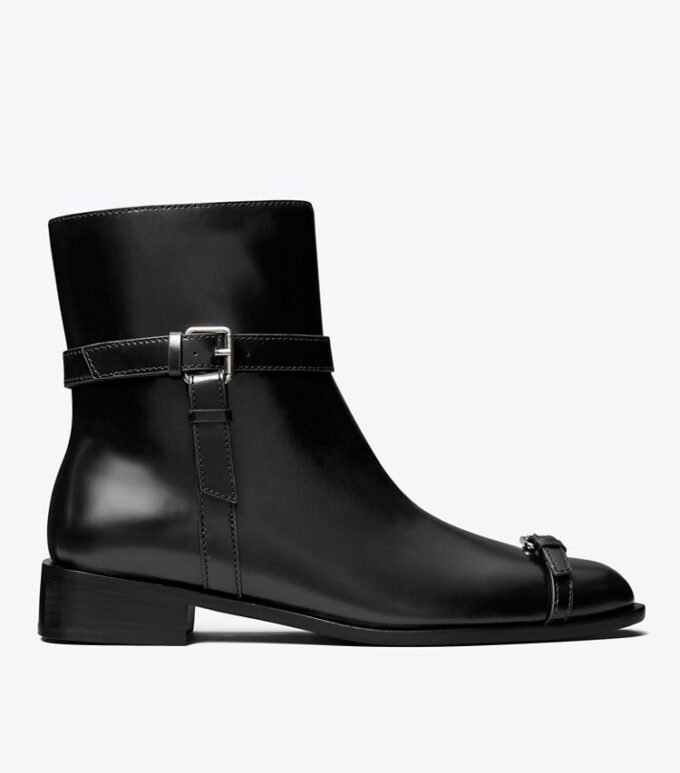 Stiefelette mit mehreren Schnallen Stiefelette mit mehreren Schnallen