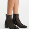 Stiefelette mit niedriger Ferse und Zehenkappe Stiefelette mit niedriger Ferse und Zehenkappe