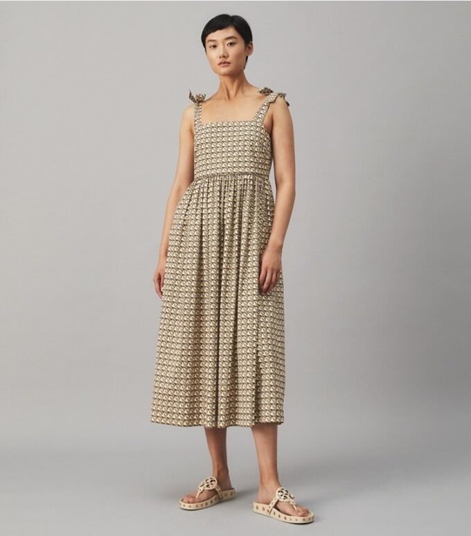Strandkleid mit gebundenen Trägern Strandkleid mit gebundenen Trägern