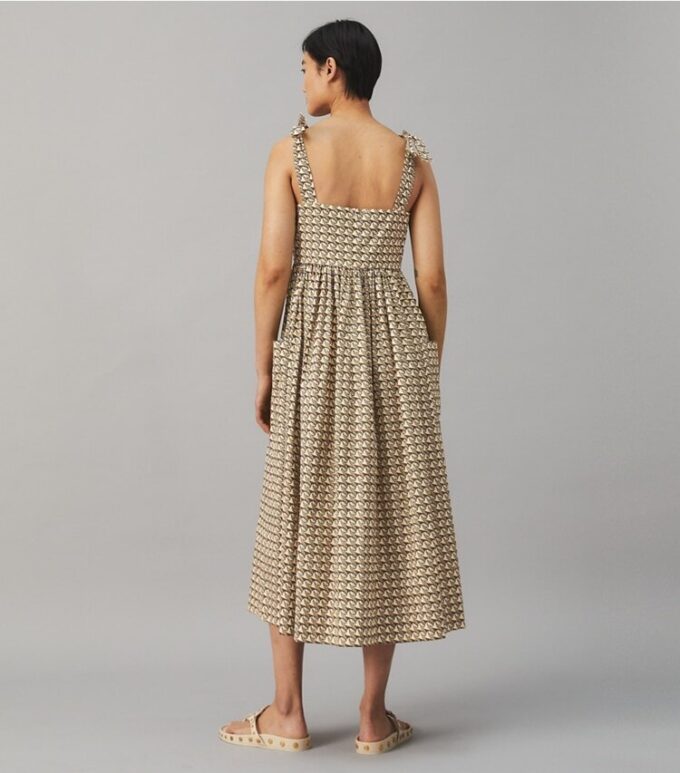 Strandkleid mit gebundenen Trägern Strandkleid mit gebundenen Trägern