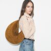 T Monogram Ballon-Tasche aus Wildleder T Monogram Ballon-Tasche aus Wildleder