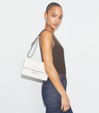 T Monogram Pebbled Schultertasche