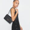 T Monogram Pebbled Schultertasche T Monogram Pebbled Schultertasche
