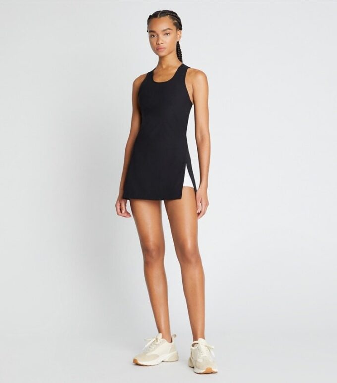 Tenniskleid aus Funktionsjersey mit Seitenschlitz Tenniskleid aus Funktionsjersey mit Seitenschlitz
