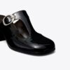 Violette Pantolette mit T-Riemchen und Absatz Violette Pantolette mit T-Riemchen und Absatz