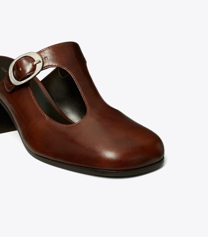 Violette Pantolette mit T-Riemchen und Absatz Violette Pantolette mit T-Riemchen und Absatz