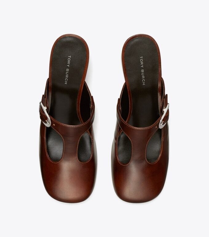 Violette Pantolette mit T-Riemchen und Absatz Violette Pantolette mit T-Riemchen und Absatz
