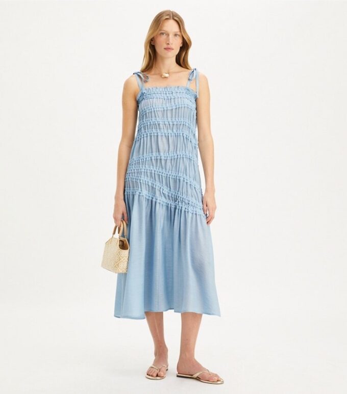 Viskose-Kleid mit Schulterbändern und Smokdetails Viskose-Kleid mit Schulterbändern und Smokdetails