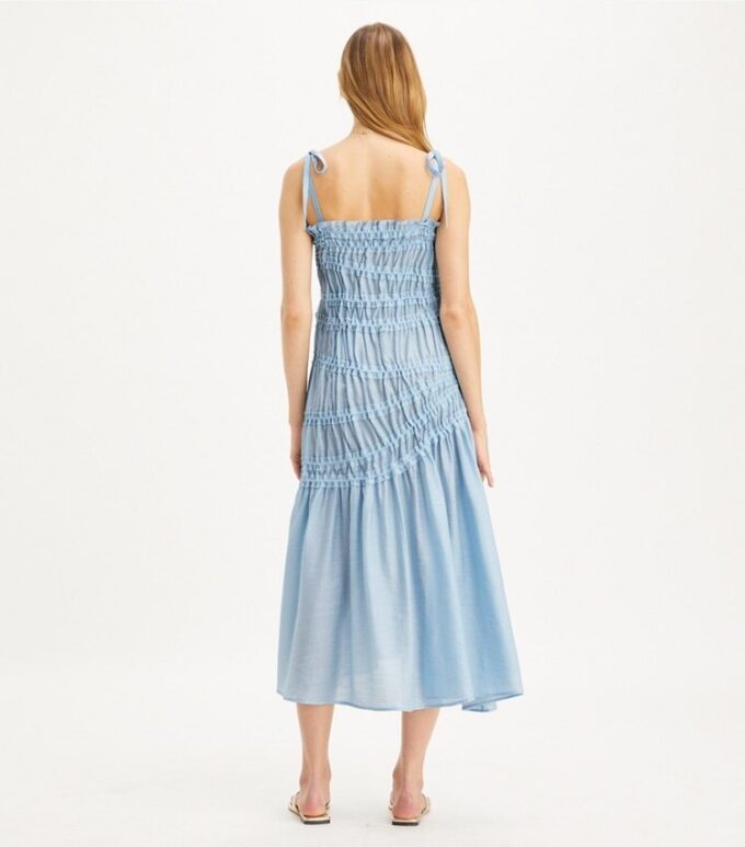 Viskose-Kleid mit Schulterbändern und Smokdetails Viskose-Kleid mit Schulterbändern und Smokdetails