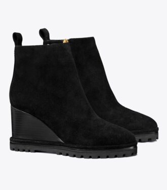 Wildleder-Stiefel mit Logo-Profilsohle und Keilabsatz Wildleder-Stiefel mit Logo-Profilsohle und Keilabsatz