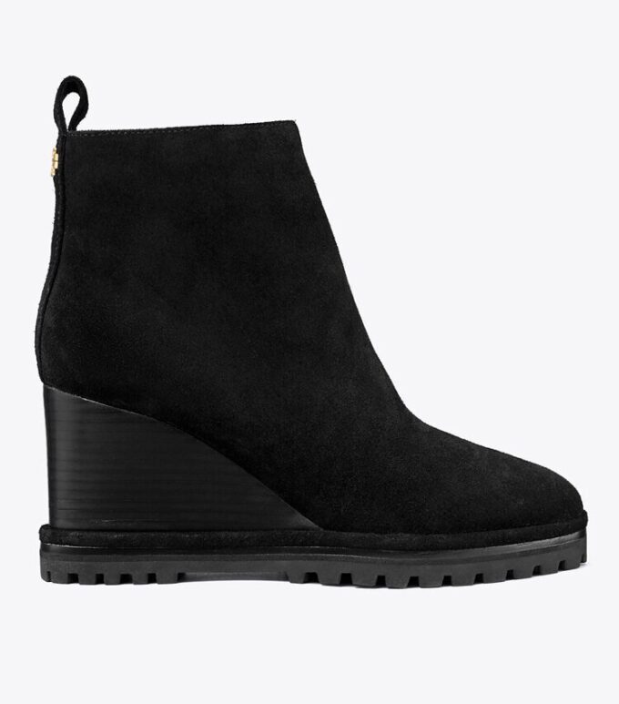 Wildleder-Stiefel mit Logo-Profilsohle und Keilabsatz Wildleder-Stiefel mit Logo-Profilsohle und Keilabsatz