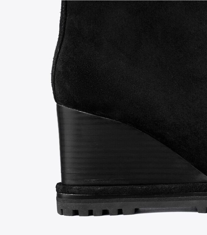 Wildleder-Stiefel mit Logo-Profilsohle und Keilabsatz Wildleder-Stiefel mit Logo-Profilsohle und Keilabsatz